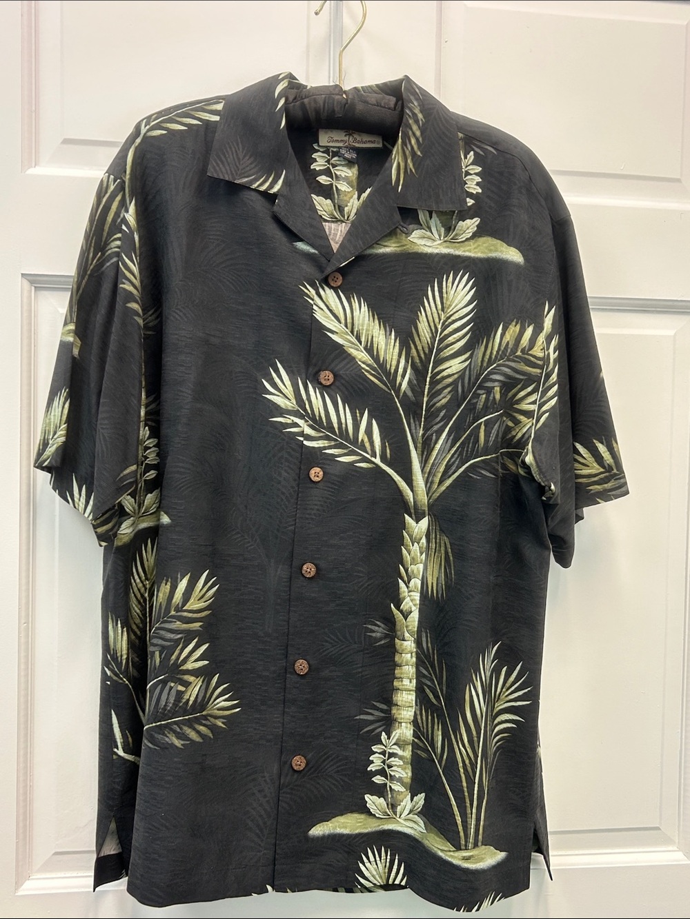 EUC Tommy Bahama 100% Silk Mens Hawaiian
Camp Shirt Palm Trees Tropical Vacation